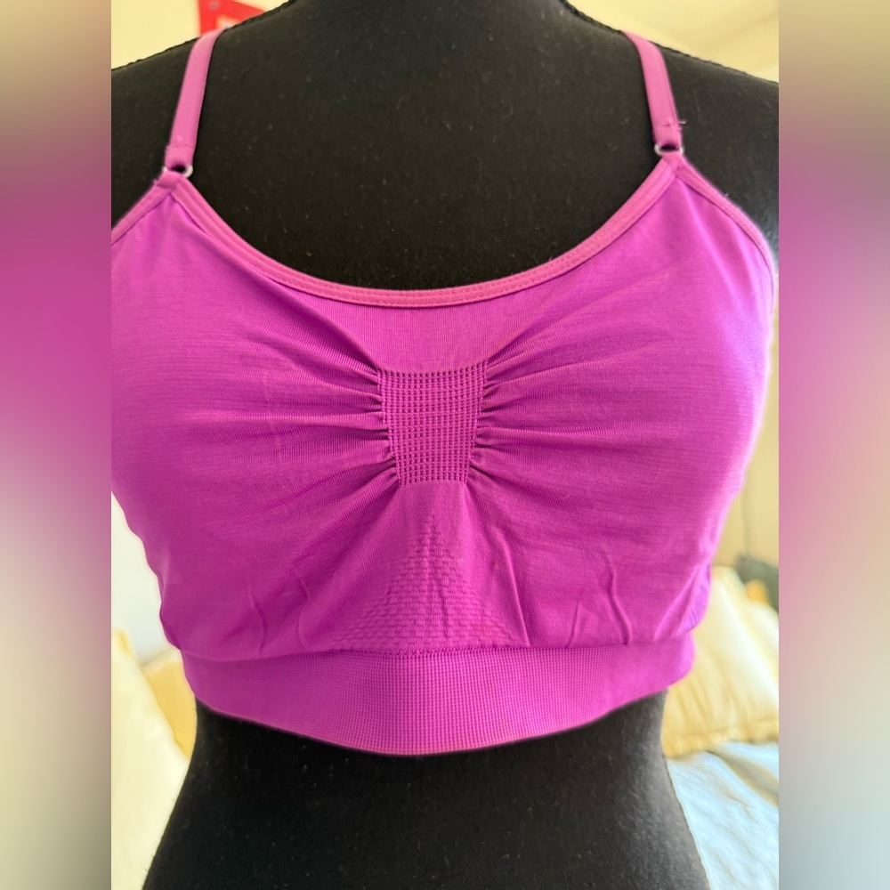 H&M 
SPORT bra US L 

Pre-owned 
95% POLIAMMIDE
5% ELASTANE